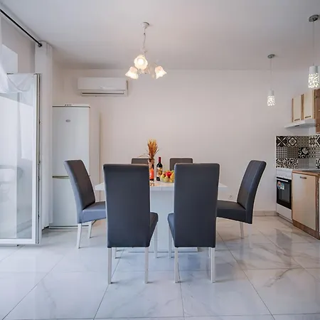 Schoenes Haus In Mit Privatem Parkplatz By Interhome Pinezići