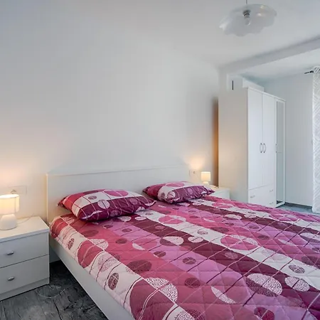 Schoenes Haus In Mit Privatem Parkplatz By Interhome * Pinezići