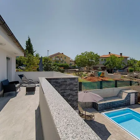 Case de vacanță Schoenes Haus In Mit Privatem Parkplatz By Interhome Pinezići