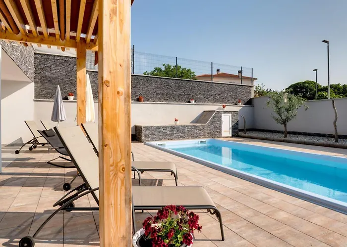 Schoenes Haus In Mit Privatem Parkplatz By Interhome Pinezici (Krk)