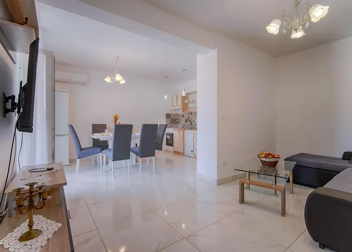 Holiday home Schoenes Haus In Mit Privatem Parkplatz By Interhome