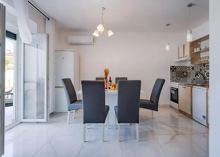 Schoenes Haus In Mit Privatem Parkplatz By Interhome Pinezici (Krk)