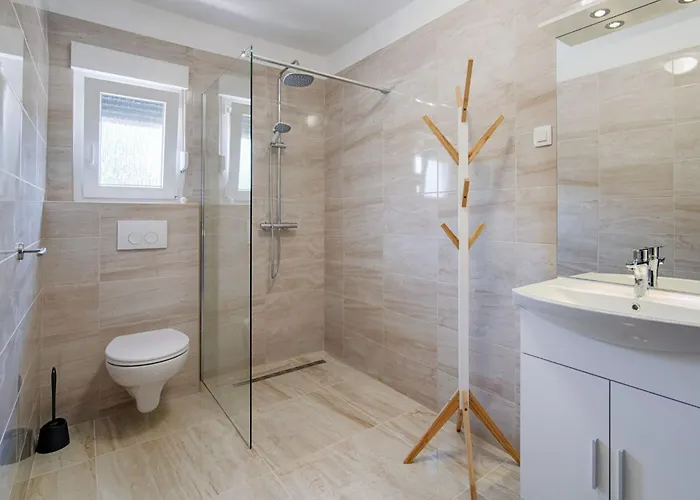 Schoenes Haus In Mit Privatem Parkplatz By Interhome Pinezici (Krk)