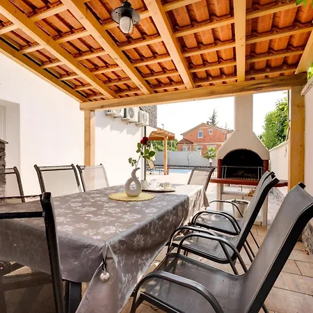 Holiday home Schoenes Haus In Mit Privatem Parkplatz By Interhome