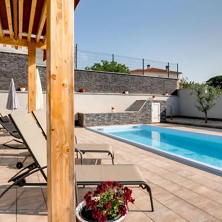 Schoenes Haus In Mit Privatem Parkplatz By Interhome Pinezici (Krk)