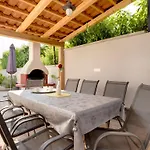 Schoenes Haus In Mit Privatem Parkplatz By Interhome Tatil Evi *