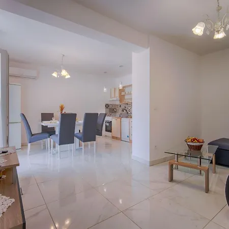 Дом отдыха Schoenes Haus In Mit Privatem Parkplatz By Interhome