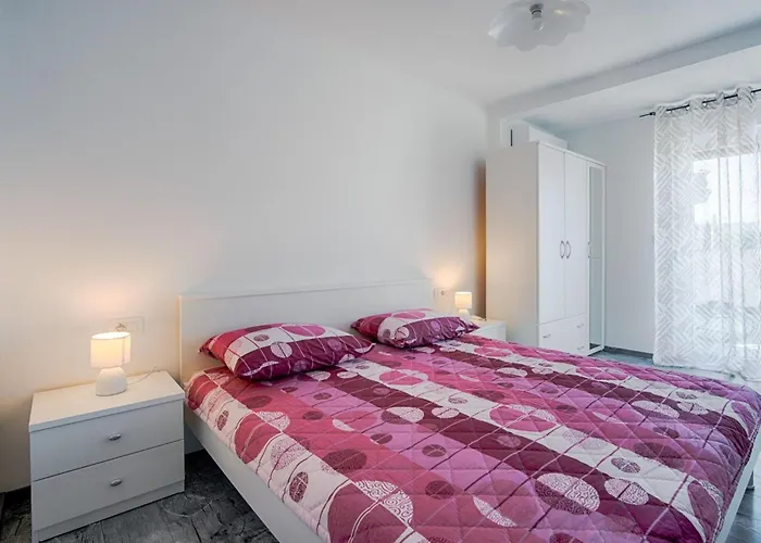 Schoenes Haus In Mit Privatem Parkplatz By Interhome * Pinezići